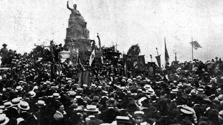 Uma multidão acompanhou a inauguração do monumento a Olavo Bilac, em 7 de setembro de 1922 - Reprodução via BBC - Reprodução via BBC