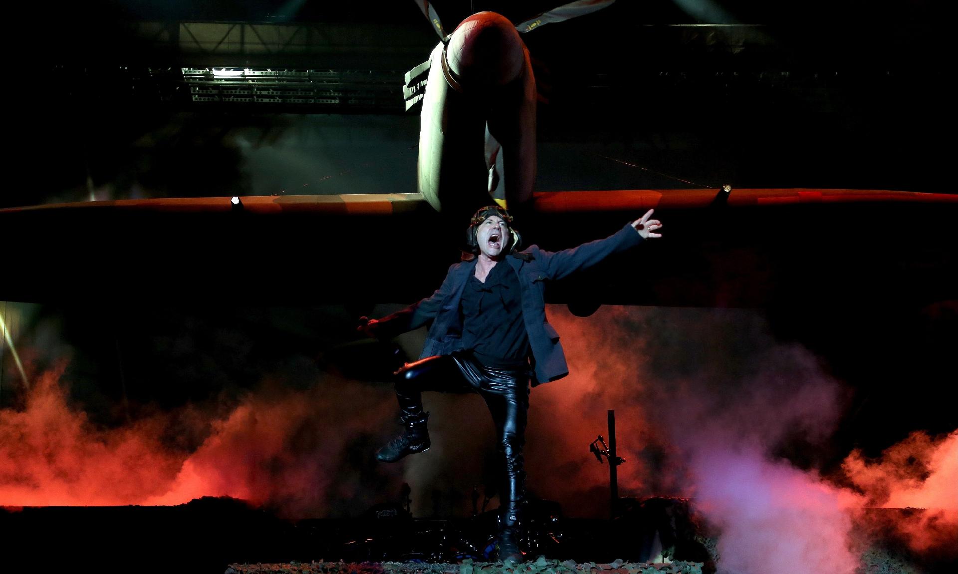 Vocalista Bruce Dickinson comanda banda Iron Maiden no palco Mundo do Rock in Rio - Wilton Júnior/Estadão Conteúdo