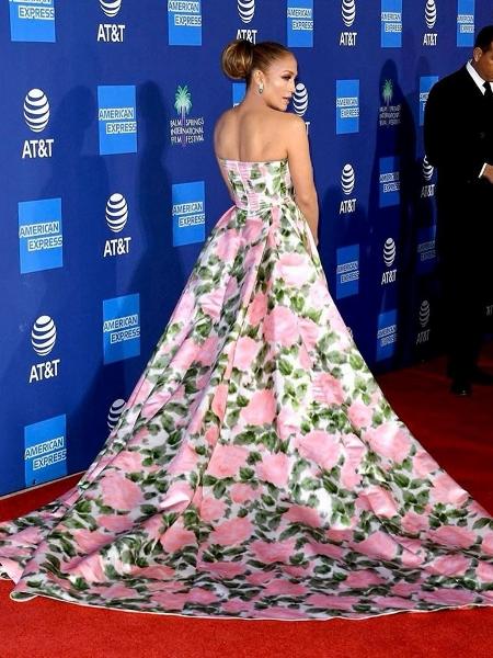 Jennifer Lopez posa com um vestido do estilista Richard Quinn no Palm Springs Film Fest Gala - REPRODUÇÃO/INSTAGRAM