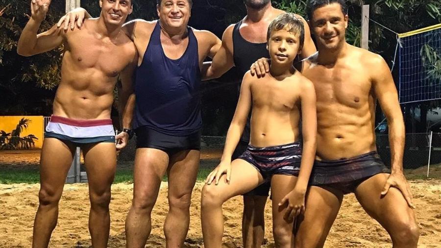 Sandro Pedroso ao lado de amigos e do sogro, Leonardo - Reprodução/Instagram