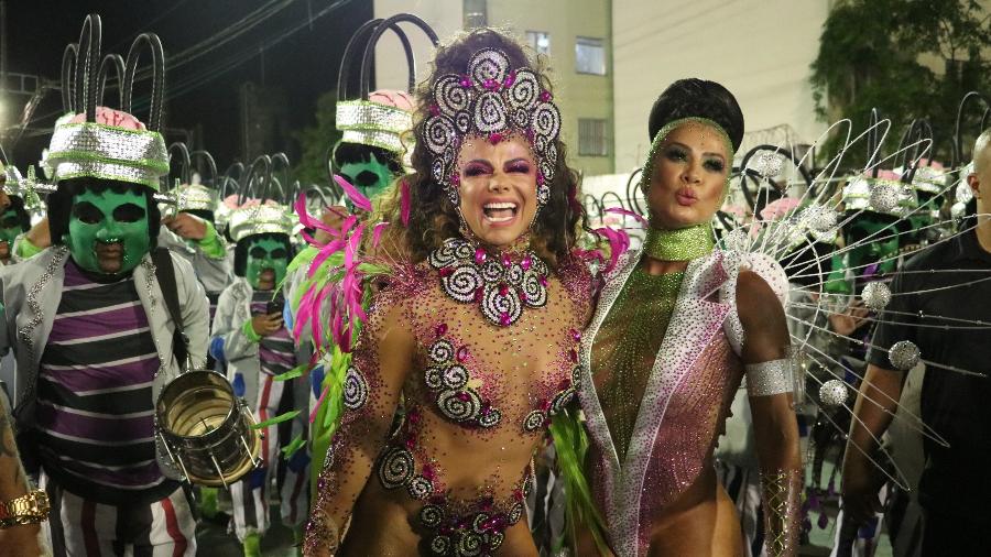 Viviane Araújo e Scheila Carvalho em desfile em Santos - Beatriz Damy/ AgNews 