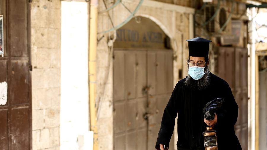 Devido ao temor persistente da pandemia, a Igreja da Natividade de Belém está limitando o acesso a 50 pessoas por vez e exige que não estejam com febre e usem máscaras - Mostafa Alkharouf/Anadolu Agency via Getty Images