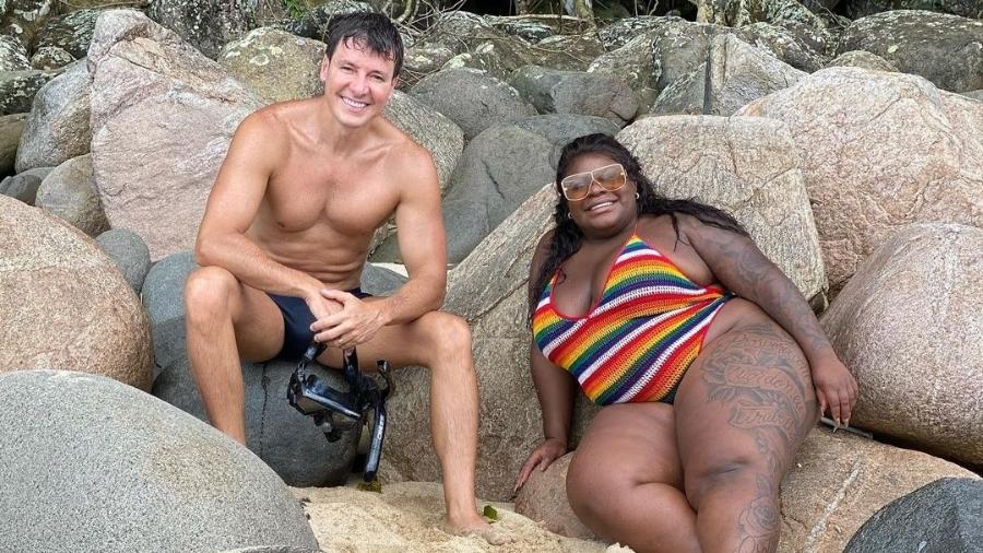 Jojo Todynho posa ao lado de Rodrigo Faro em praia - Reprodução/Instagram