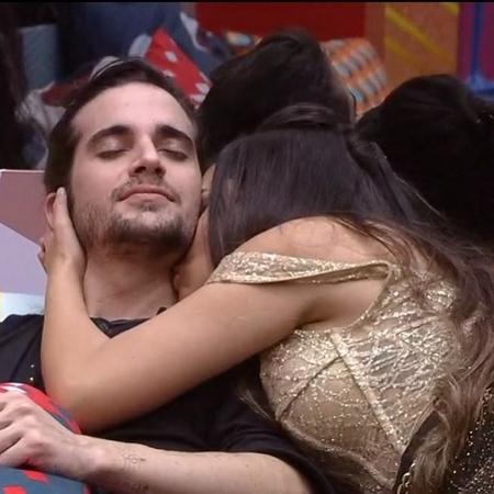 Fiuk, solteiro, deu em cima de Juliette na festa do BBB 21, mas sister é que está sendo julgada por beber e paquerar - Reprodução/Globoplay