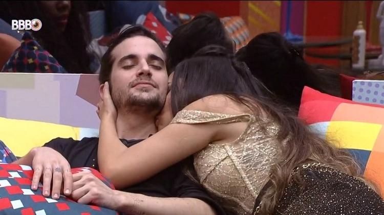BBB 21: Fiuk ganha um 'cheiro' de Juliette no cangote - Reprodução/Globoplay - Reprodução/Globoplay