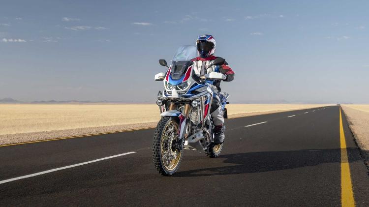 Africa Twin Adventure Sports tem faróis adaptativos, que se acendem conforme a moto inclina nas curvas