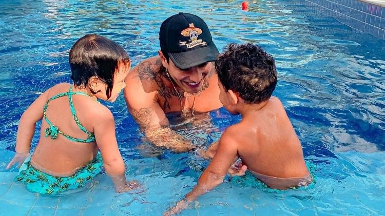 A Fazenda 2021: Victor Igoh com sua filha e com o filho de Sthefane Matos, sua noiva - Reprodução/Instagram - Reprodução/Instagram