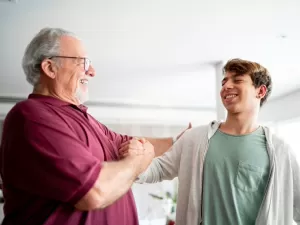 Por que adolescentes são gulosos e mais velhos comem pouco