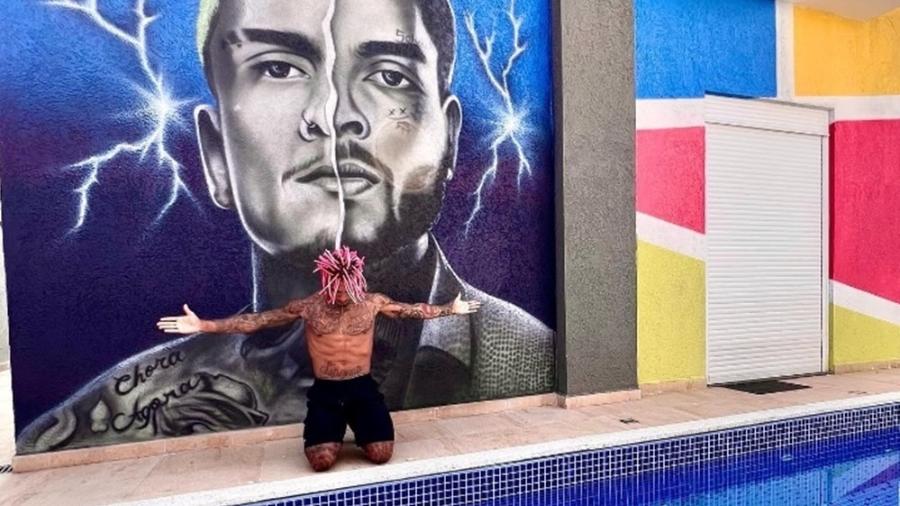 Dynho Alves homenageia MC Kevin com grafite em parede em área de piscina - Reprodução/Instagram