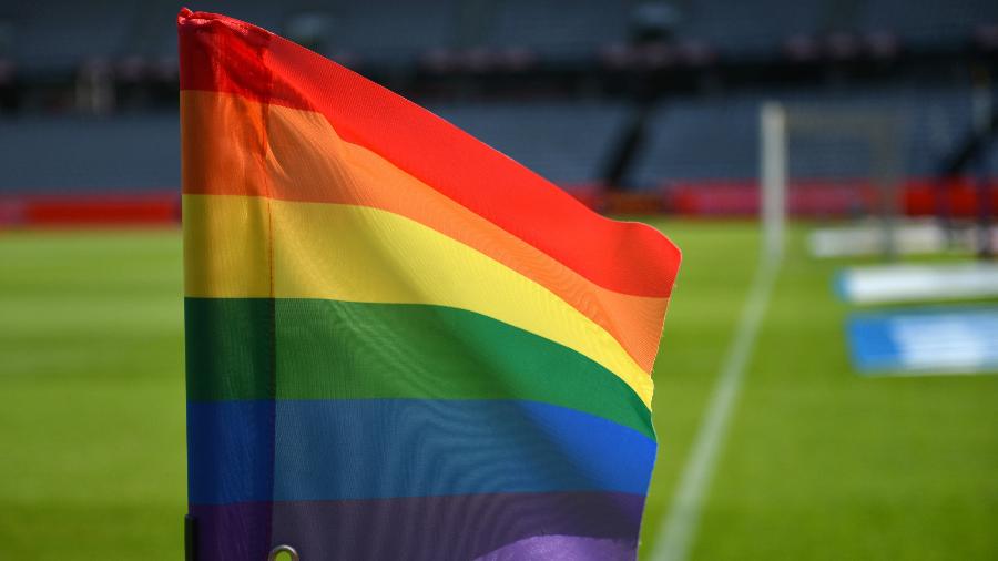 Bandeirinha de futebol com as cores do arco-íris, símbolo LGBTQIA+ - imagean/Getty Images/iStockphoto