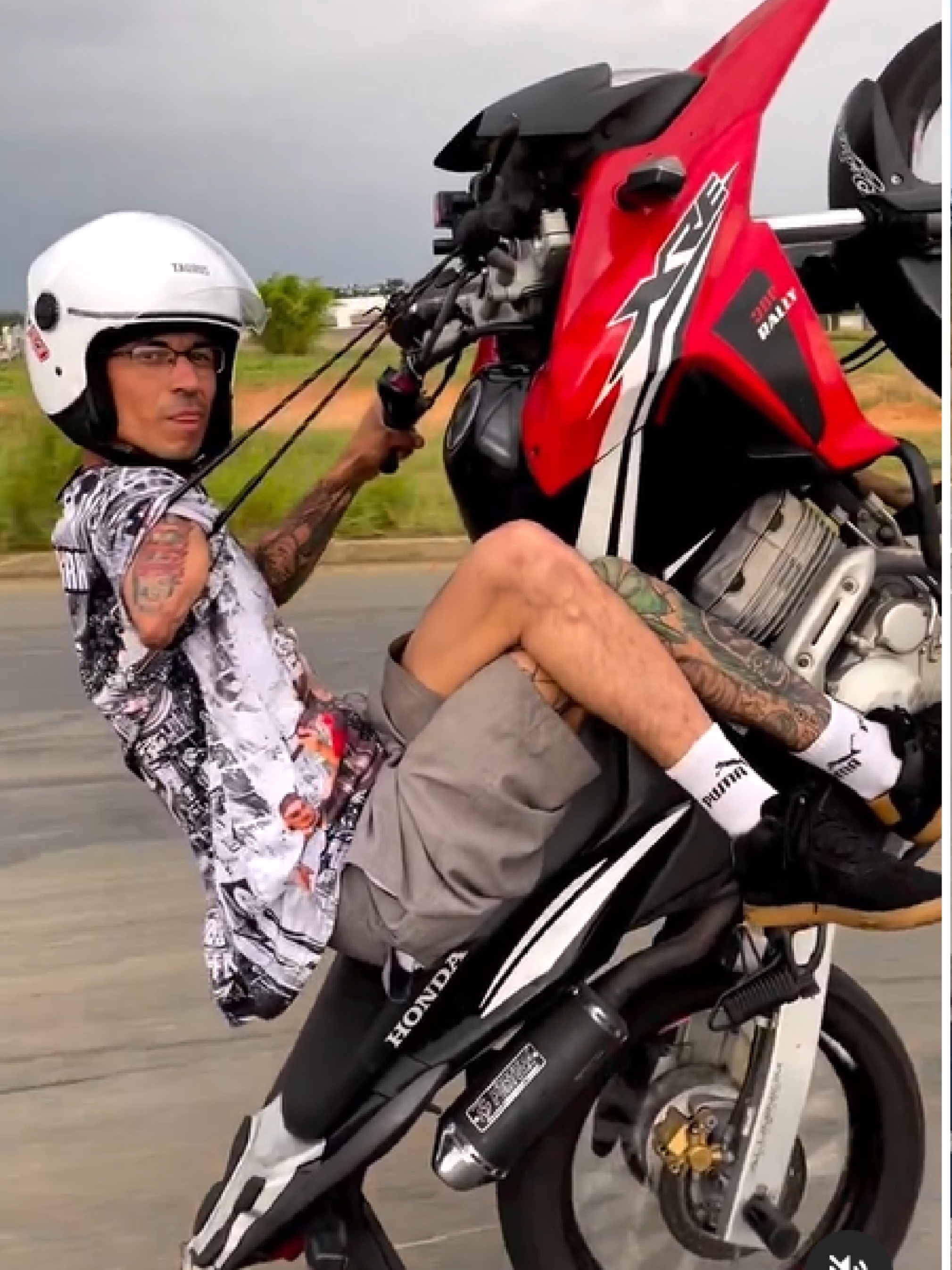 Bracinho do grau: motociclista PCD empina moto usando gambiarra