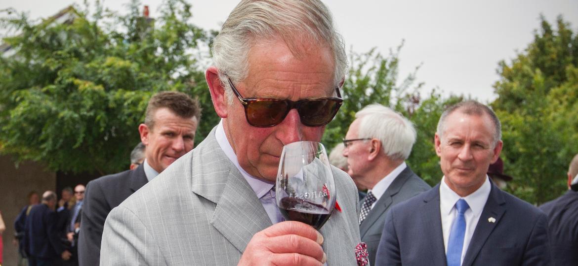 Charles e a família real têm uma longa tradição de amor pelas bebidas alcoólicas - Ben MacMahon - Pool/Getty Images