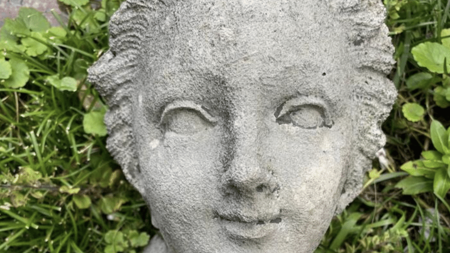 A cabeça partida da estátua histórica da Villa Alceo, na Itália - ANSA
