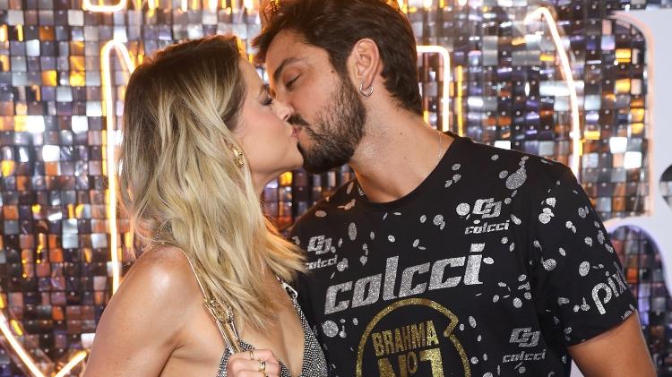 Agatha Moreira e Rodrigo Simas trocam beijo no último dia de desfiles na Sapucaí