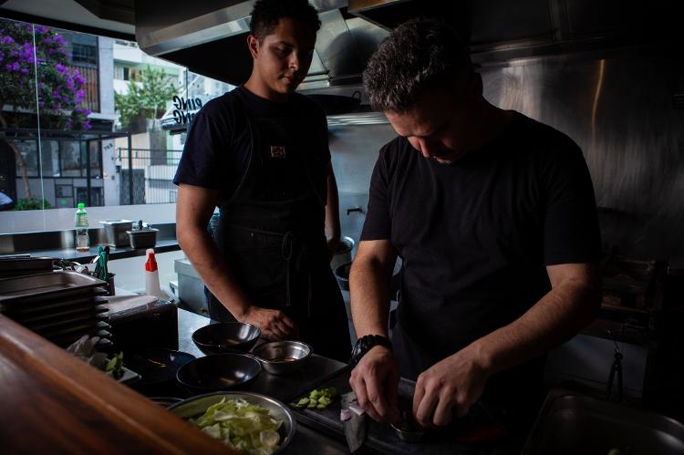 João Milanez e Maurício Santi. O jovem cozinheiro acompanhou o chef em sua última viagem à Tailândia