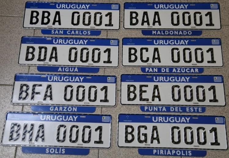 No Uruguai, o nome da cidade fica em uma aba abaixo da placa