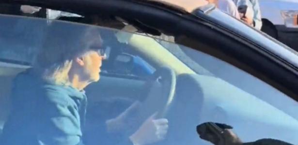 Bilionário, Paul McCartney aparece ao volante do Corvette 'mais barato'