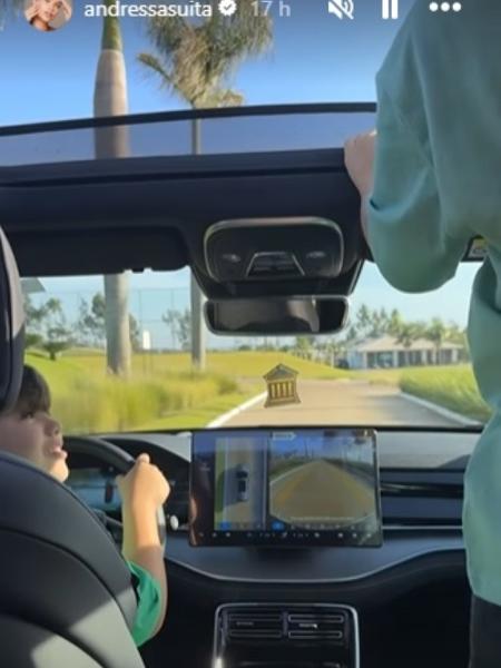 Samuel, 7, aparece dirigindo um carro e ao lado, no banco da frente, está Gabriel, 5. - Reprodução/ Instagram