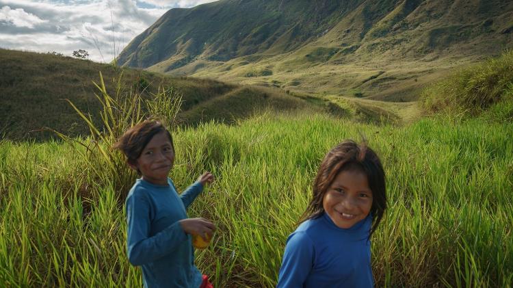 Crianças em área de pasto da Terra Indígena Maxakali