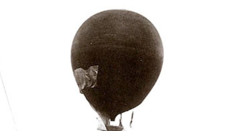 Balão em direção ao norte, fotografado da Ilha Danes Balão em direção ao norte, fotografado da Ilha Danes