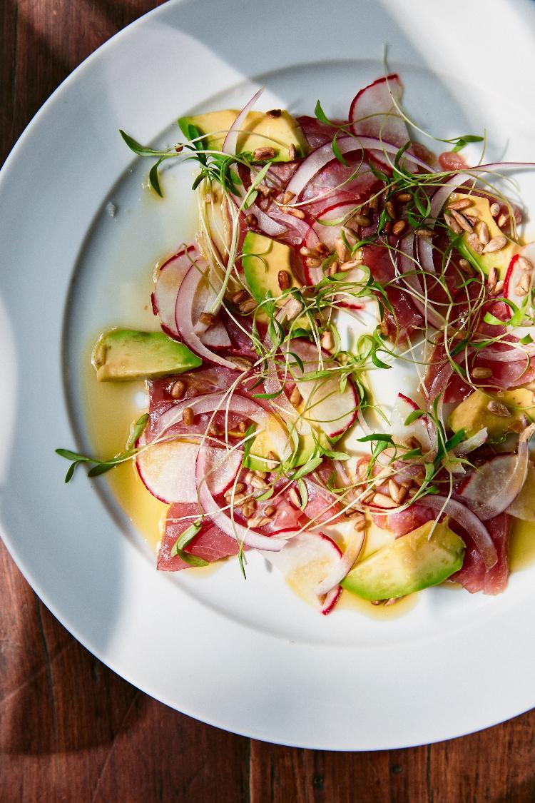 Crudo Peixe com avocado, cebola roxa, azeite, limão e brotos de coentro, do Teus Crudo Peixe com avocado, cebola roxa, azeite, limão e brotos de coentro, do Teus