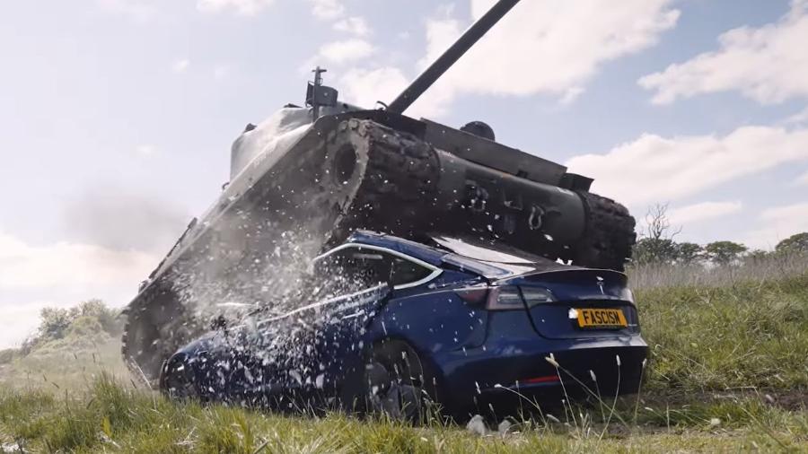Homem destrói Tesla com tanque de guerra Homem destrói Tesla com tanque de guerra