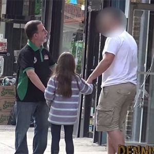 Homem tenta impedir que rapaz leve a atriz para longe - Reprodução/Youtube