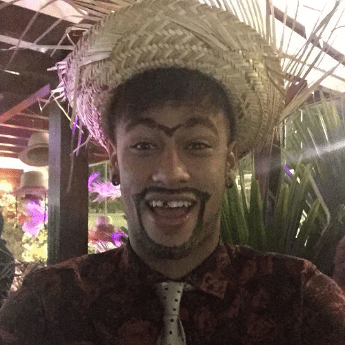 3.jul.2015 - Neymar Jr. se veste de caipira para sua festa julina que reuniu vários famosos, denominada "Arraiá do Neymar", com a presença de vários famosos em sua casa no Guarujá, litoral sul de São Paulo