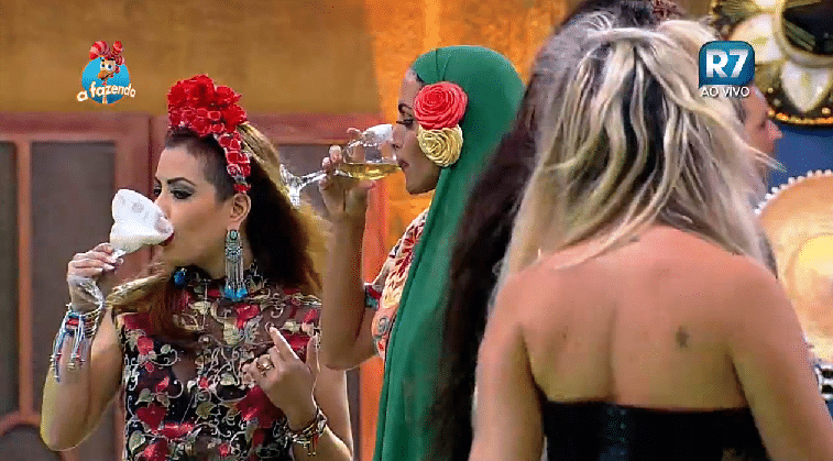 25.set.2015 - As peoas Li Martins e Carla Prata na Festa México - Reprodução/Record