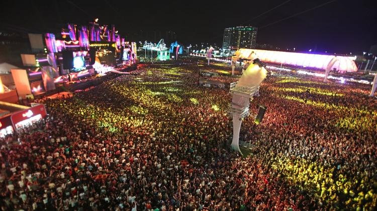 26.set.2015 - Público lota o palco Mundo para o show de Rihanna no Rock in Rio 2015 - Marco Antonio Teixeira/UOL - Marco Antonio Teixeira/UOL