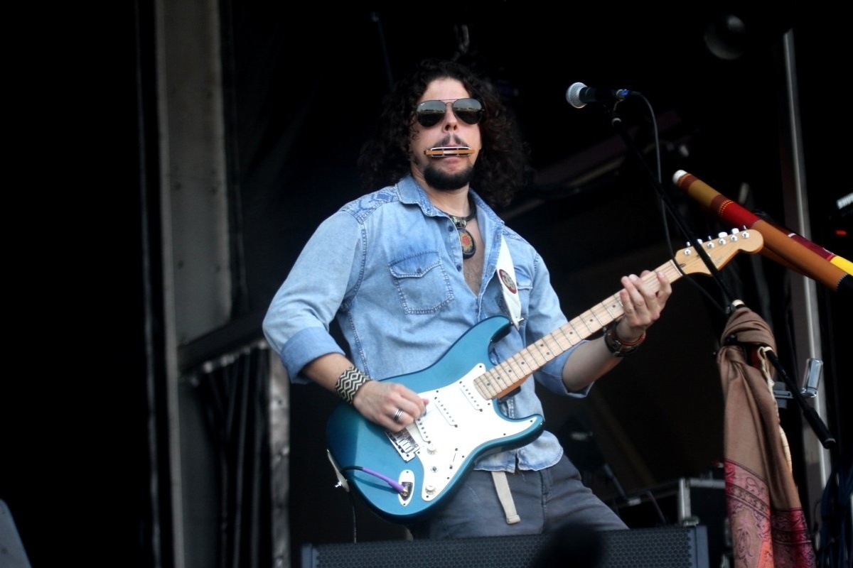 27.set.2015 - A banda Suricato, que convidou Raul Midón, abre o palco Sunset do último dia de shows do festival Rock in Rio 2015. - Foto Rio News