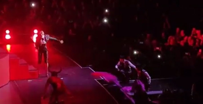 28.set.2015 - Madonna é quase atropelada pelo palco durante performance da música 