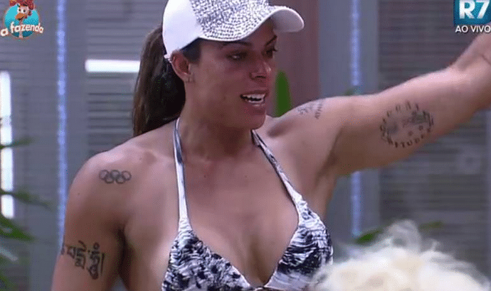 7.out.2015 - A ex-nadadora Rebeca Gusmão tem uma tatuagem com o símbolo das Olimpíadas - Reprodução/Record