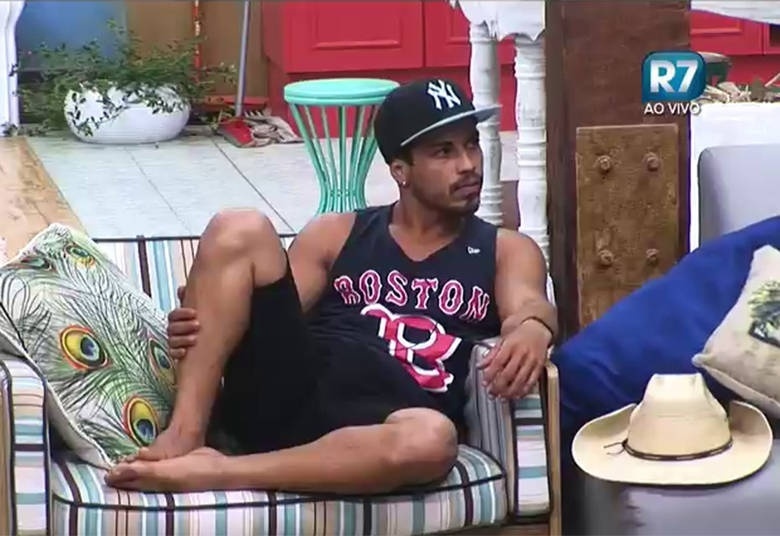 4.nov.2015 - Após passar o chapéu de fazendeiro para JP, Douglas prometeu que se ele fosse para roça, voltaria como fazendeiro e colocaria João Paulo de novo na eliminação. Cumprindo a promessa, o peão foi e voltou como fazendeiro - Reprodução/Record