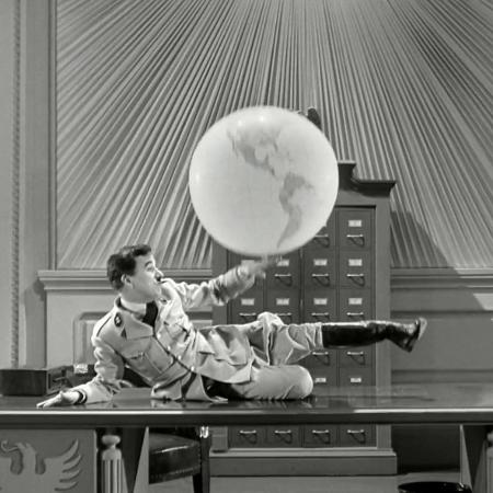 Chaplin brinca com globo terrestre em cena clássica de "O Grande Ditador" - Reprodução - Reprodução