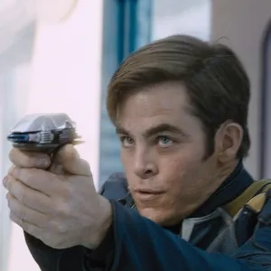 Chris Pine é Kirk em "Star Trek: Sem Fronteiras", que estreia no Brasil no dia 1º de setembro de 2016, ano que marca os 50 anos da série. A franquia estreou como série de TV em 1966 e virou filme em 1979 - Stephen Windon/Divulgação