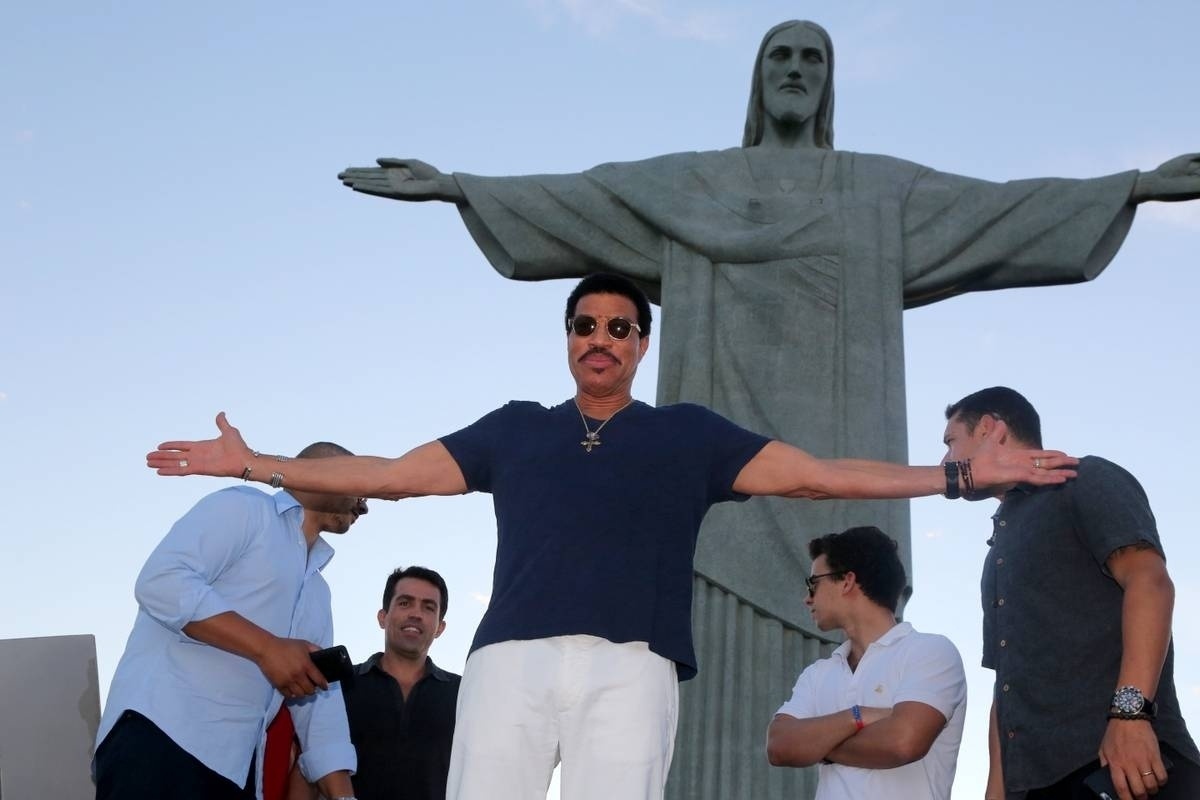 5.mar.2016 - Lionel Richie olha a paisagem ao visitar o Cristo Redentor, no Rio - Andre Freitas/AgNews