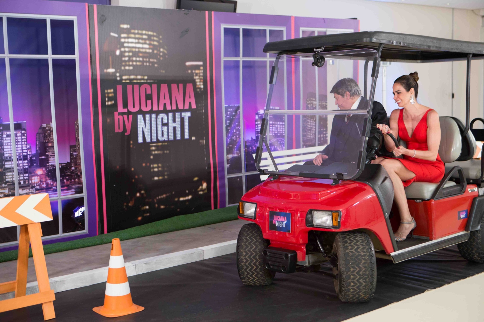 24.mai.2016 - Datena visitou Gimenez após a apresentadora da RedeTV! participar com ele do "Bate e Volta", programa da Band. O jornalista terá a chance de uma revanche com ela, que "pegou uma carona" e provocou ao dizer que o apresentador "dirige mal" - Artur Igrecias/RedeTV!