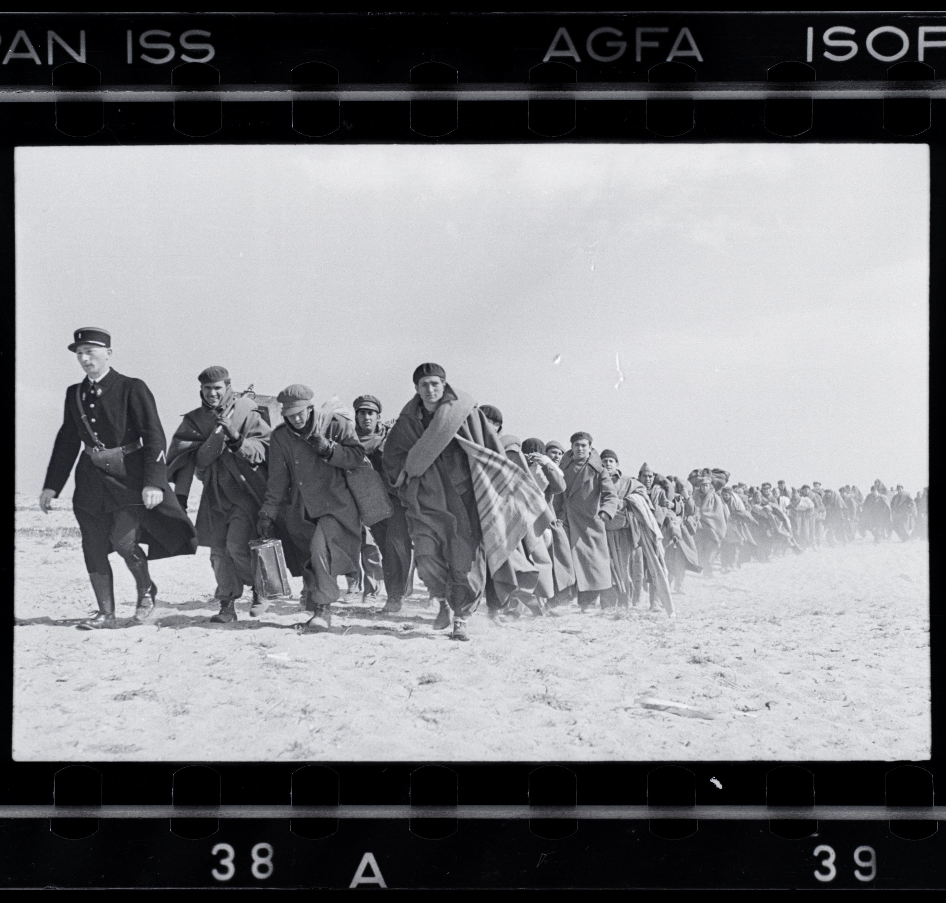 Robert Capa  [Refugiados andando na praia. Campo de internação francês para exilados  republicanos, Le Barcarès, França. Março de 1939.] - © International Center Of Photography / Magnum  Collection International Center of Photography
