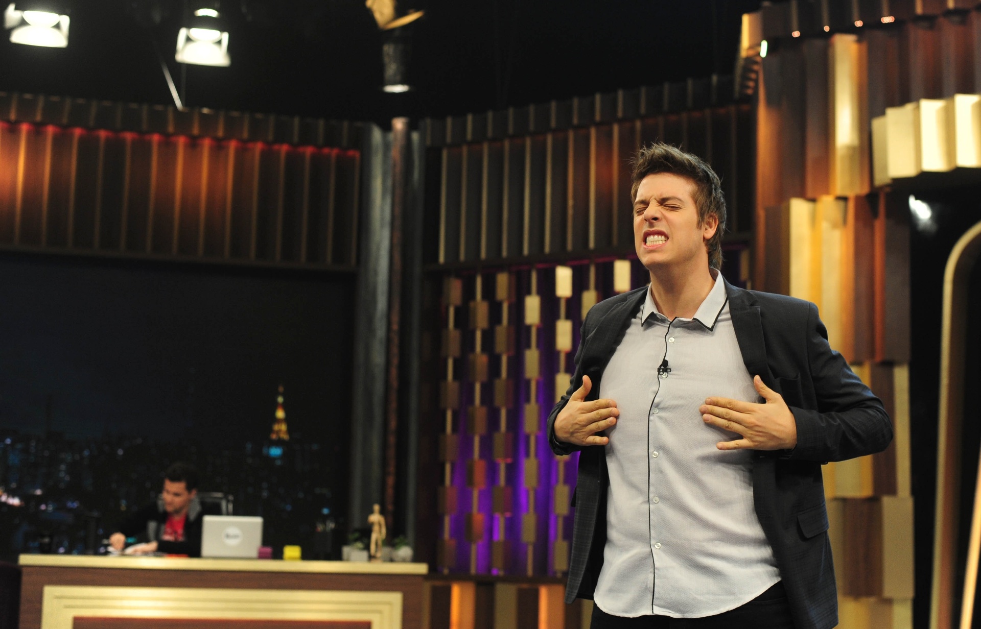 Porchat grava o monólogo com as principais notícias do dia. O programa vai ao ar horas depois da gravação - Junior Lago/UOL