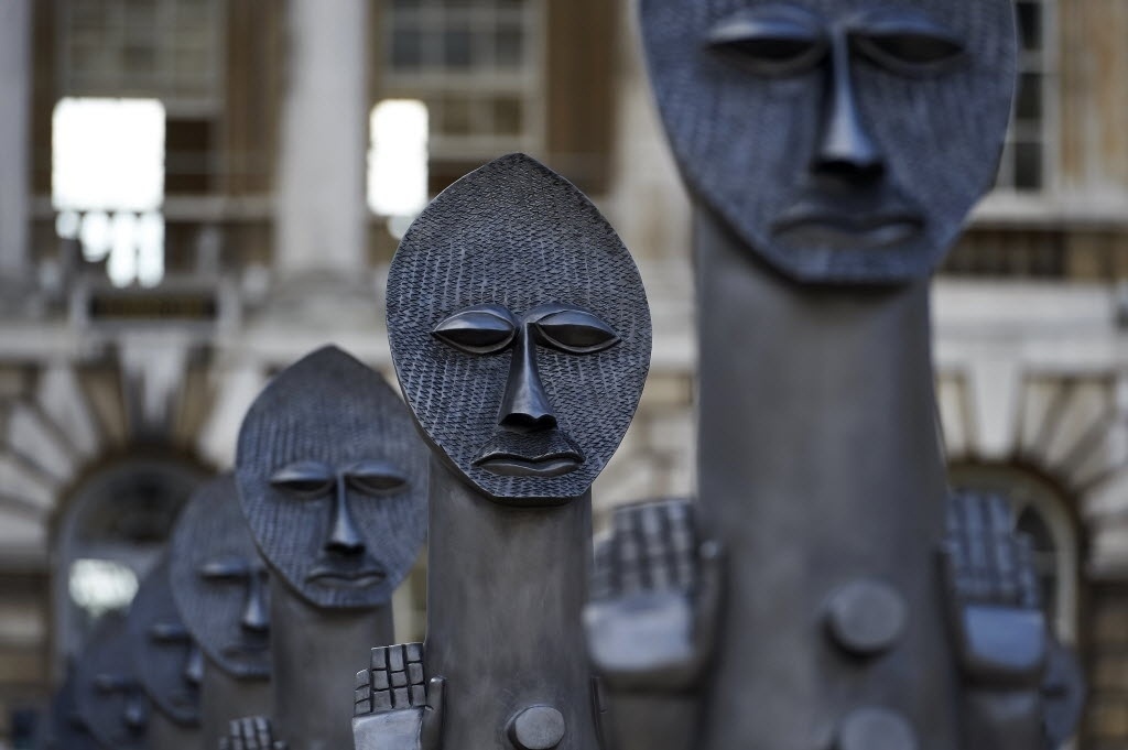 4.out.2016 - Instalação "Negro e Azul: O Homem Invisível e a Máscara da Negritude", do artista Zak Ove, no pátio de um antigo palácio real de Londres - AFP