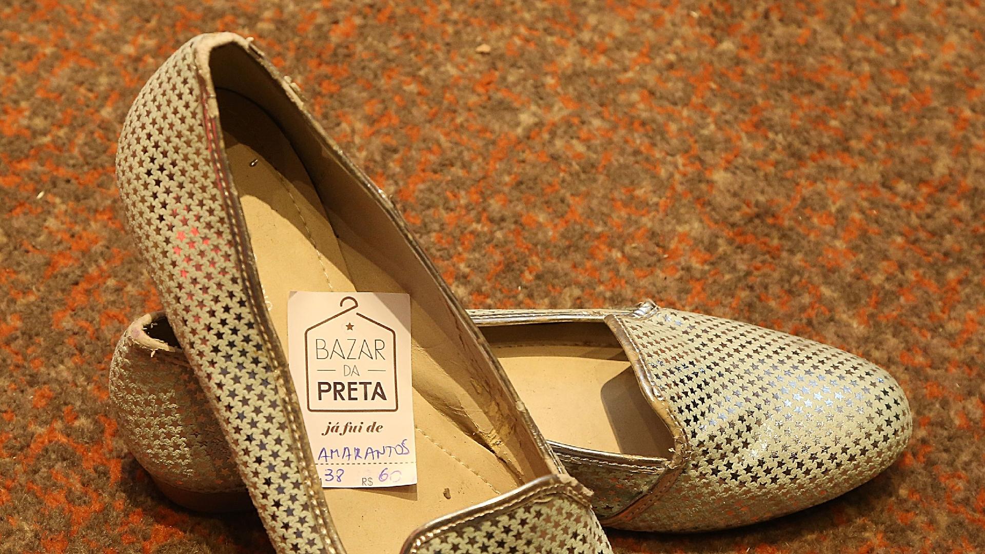 Sapatos doados pela cantora Gaby Amarantos para o Bazar da Preta: as peças de artistas ficam etiquetadas - Marco Antonio Teixeira/UOL
