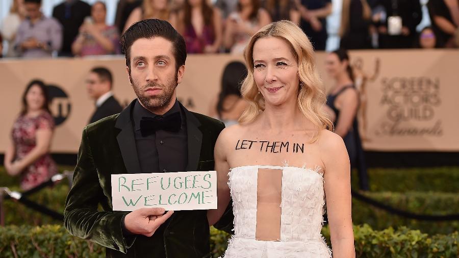 Simon Helberg, de "Big Bang Theory", e sua mulher, Jocelyn Towne, usam o SAG para protestar contra medida de Trump que bane imigrantes árabes dos Estados Unidos - Alberto E. Rodriguez/Getty Images