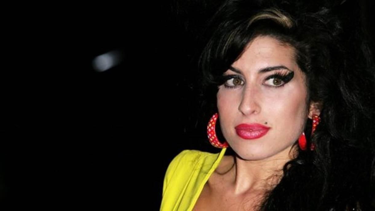 Amy Winehouse teve uma longa batalha contra a dependência e morreu aos 27 anos de intoxicação alcoólica - Getty Images