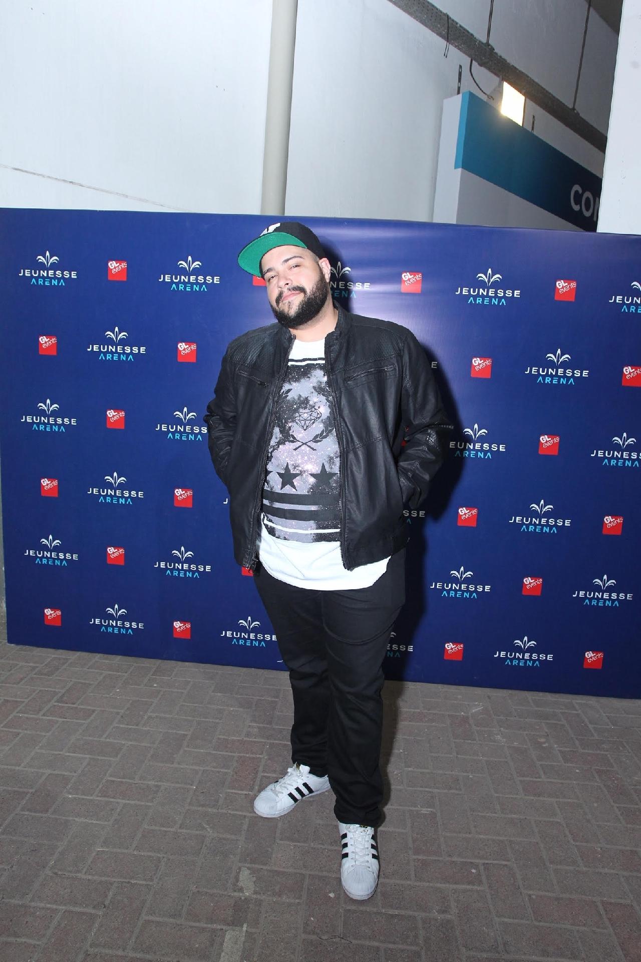 Tiago Abravanel posa para fotógrafos na entrada do show de Ariana Grande nesta quinta-feira (29), na Jeunesse Arena, no Rio de Janeiro - Marcello Sá Barretto/AgNews