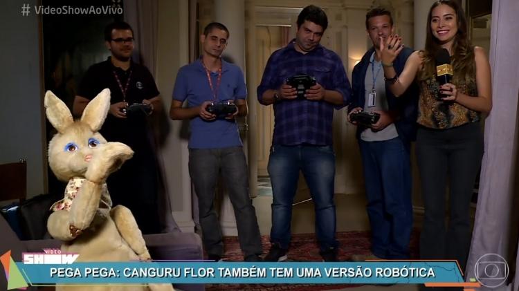 Quatro pessoas controlam a canguru Flor de "Pega Pega" - Reprodução/TV Globo - Reprodução/TV Globo