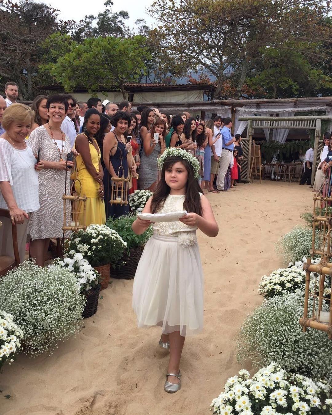 Maisa, filha de Jayme Monjardim e irmã da noiva, Maria Fernanda, foi responsável pelas alianças - Reprodução/Instagram/jayme_monjardim