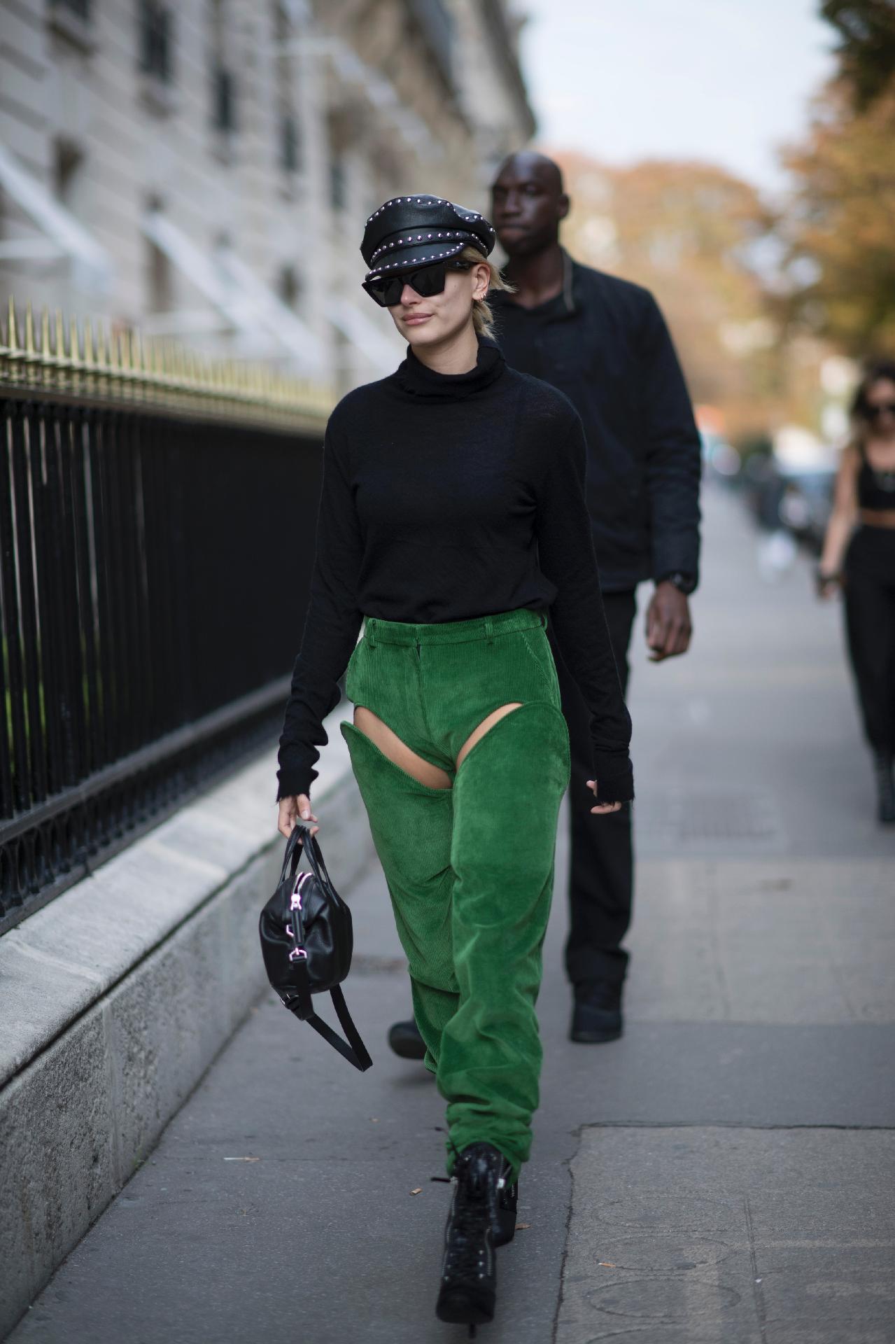 Hailey Baldwin surge na Semana de Moda de Paris com a polêmica calça 2 em 1 da Vetements - Getty Images