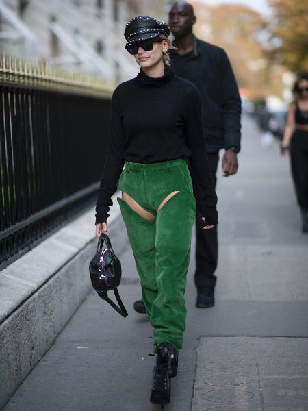 Hailey Baldwin surge na Semana de Moda de Paris com a polêmica calça 2 em 1 da Vetements - Getty Images - Getty Images