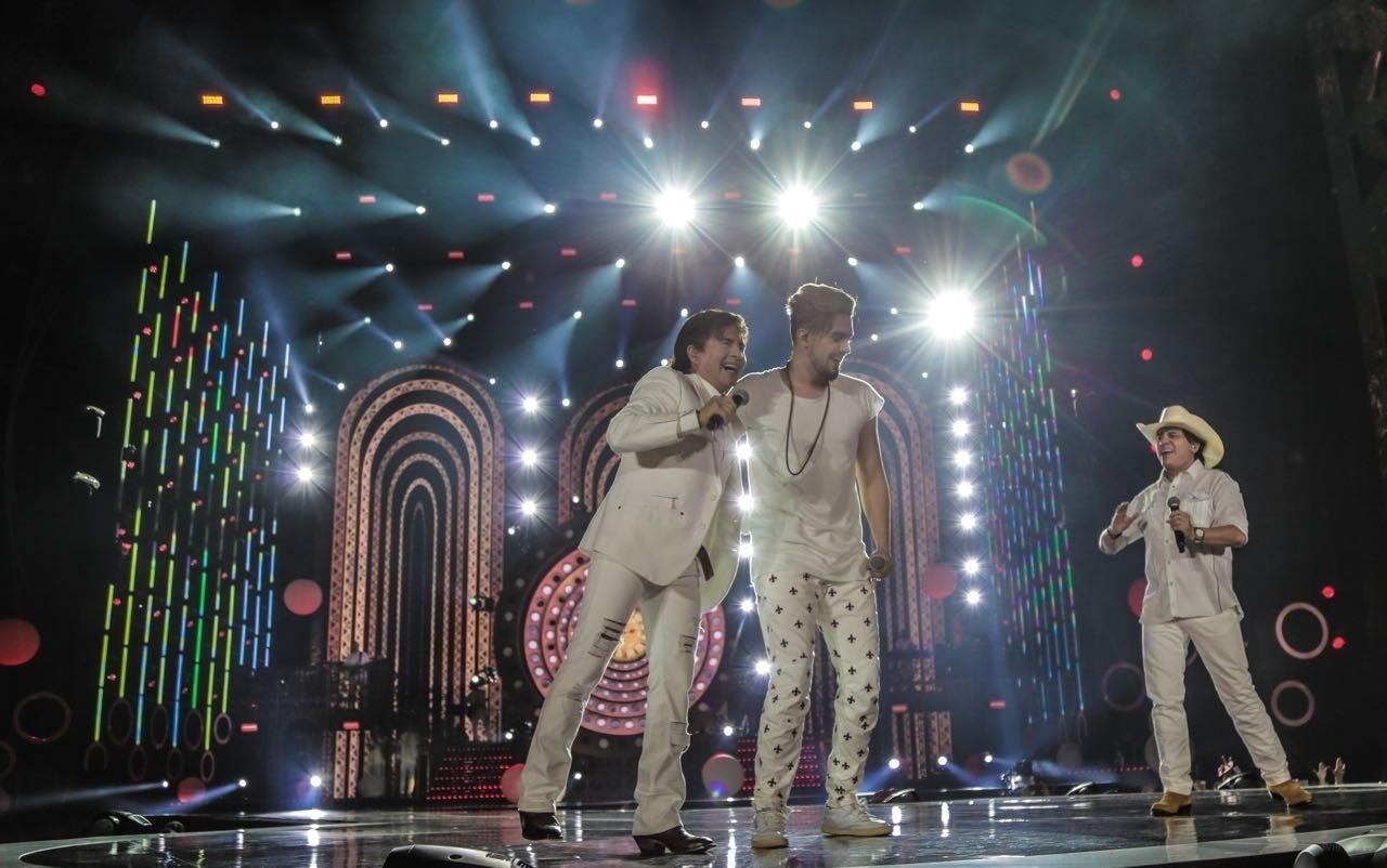 Luan Santana canta com Chitãozinho & Xororó em gravação do "Show da Virada", programa de fim de ano da Globo, em Belo Horizonte - Rober Lelis/Divulgação
